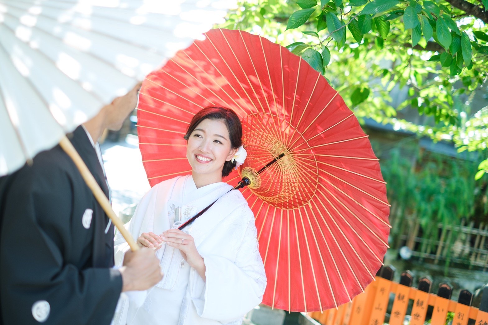 和傘をさす新婦様